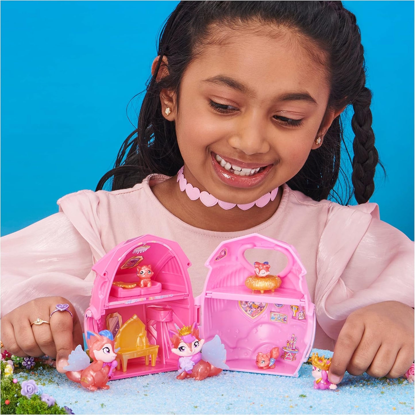 Hatchimals CollEGGtibles, Family Pack Home Playset with 3 Characters and up to 3 Surprise Babies