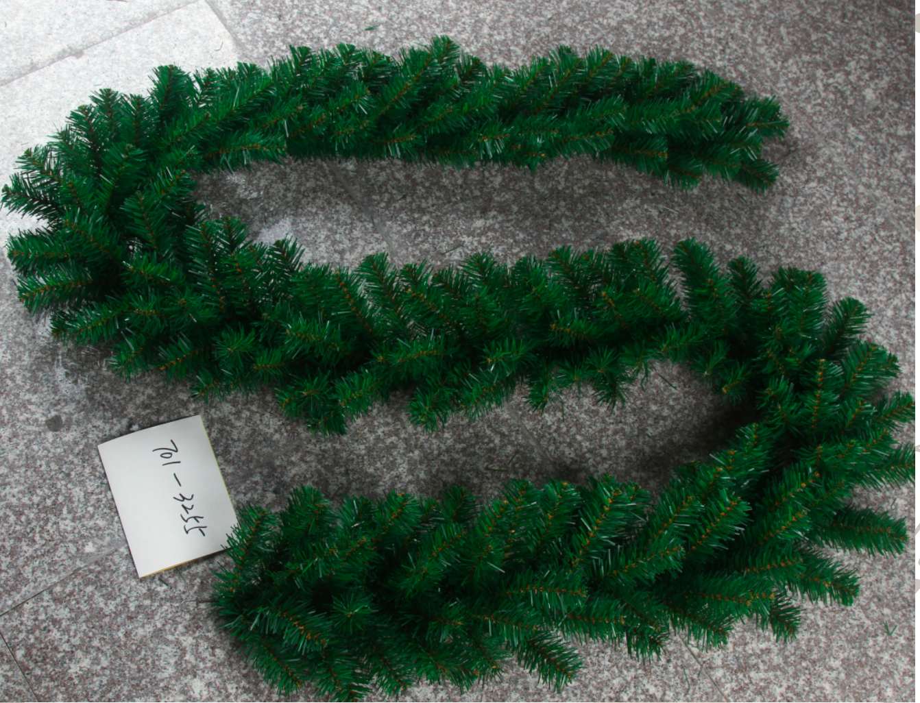 CLASSIC CHRISTMAS GREEN GARLAND - 8 FEET