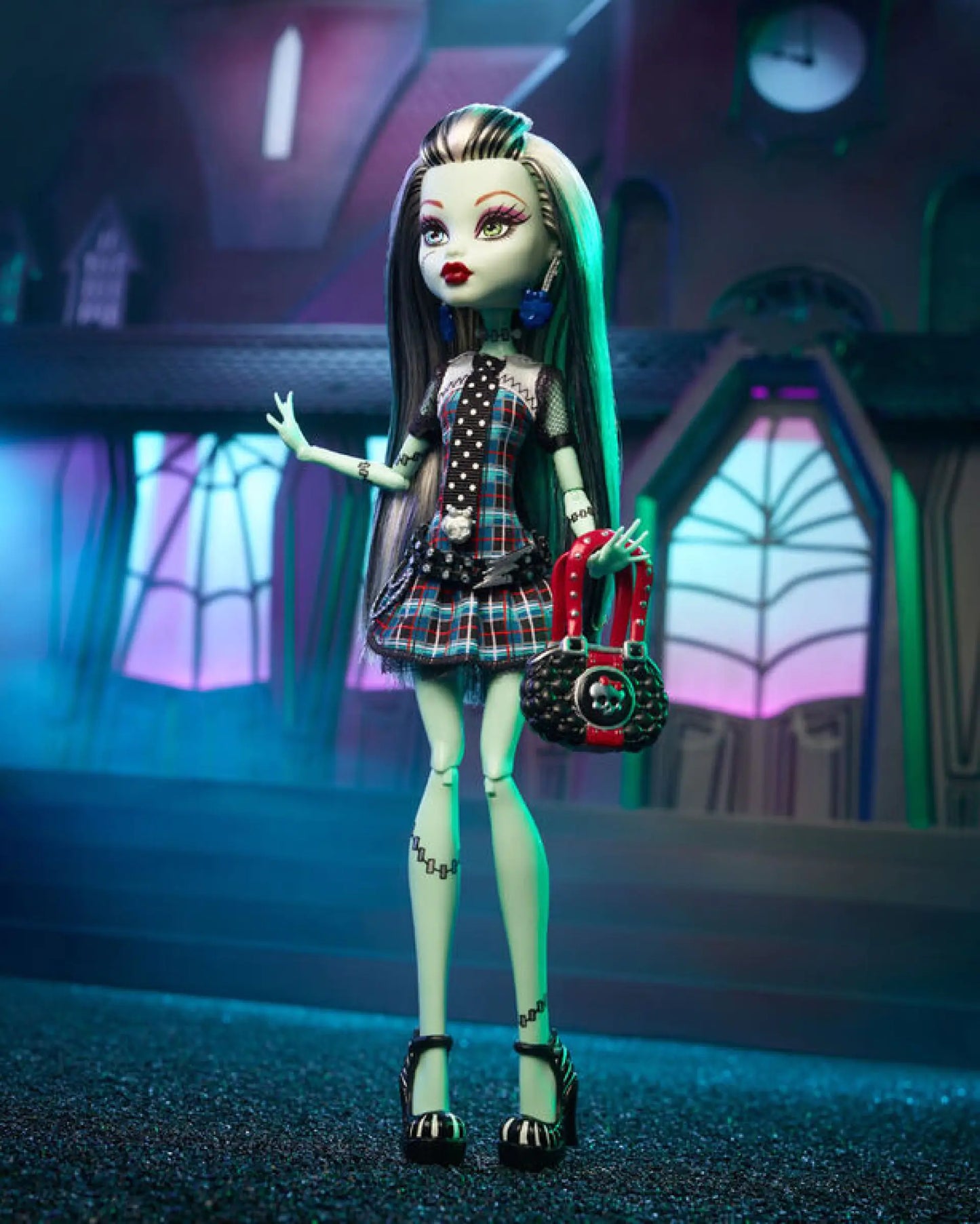 MATTEL MONSTER HIGH FRANKIE STEIN REPRODUCTION DOLL WITH DOLL STAND & ACCESSORIES