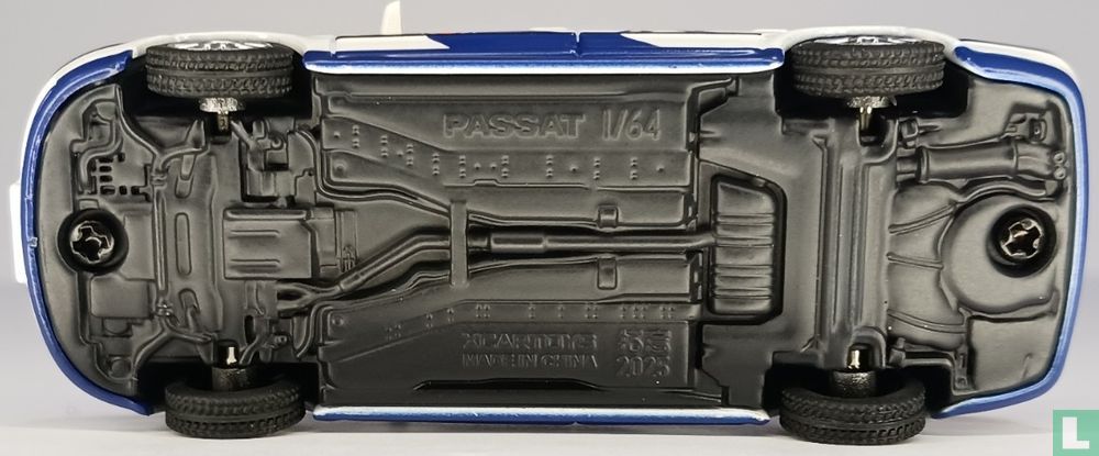 1/64 XCarToys Y48-02 Volkswagen Passat Gen 5 Police