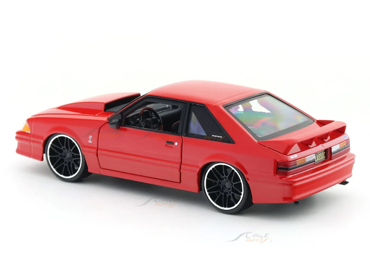 Maisto 1993 Ford Mustang SVT Cobra 1:24 Diecast Model Car with Acrylic Case