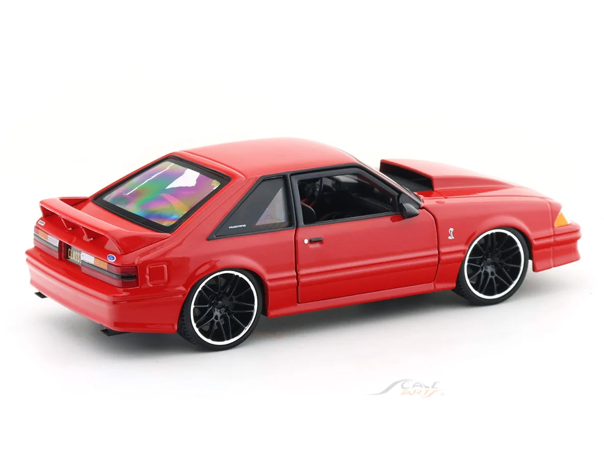 Maisto 1993 Ford Mustang SVT Cobra 1:24 Diecast Model Car with Acrylic Case