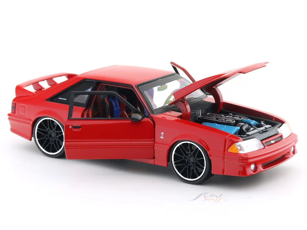 Maisto 1993 Ford Mustang SVT Cobra 1:24 Diecast Model Car with Acrylic Case