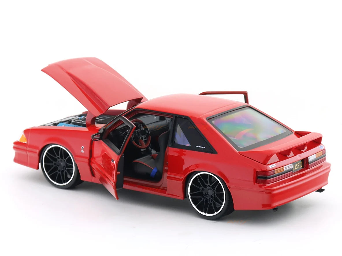 Maisto 1993 Ford Mustang SVT Cobra 1:24 Diecast Model Car with Acrylic Case