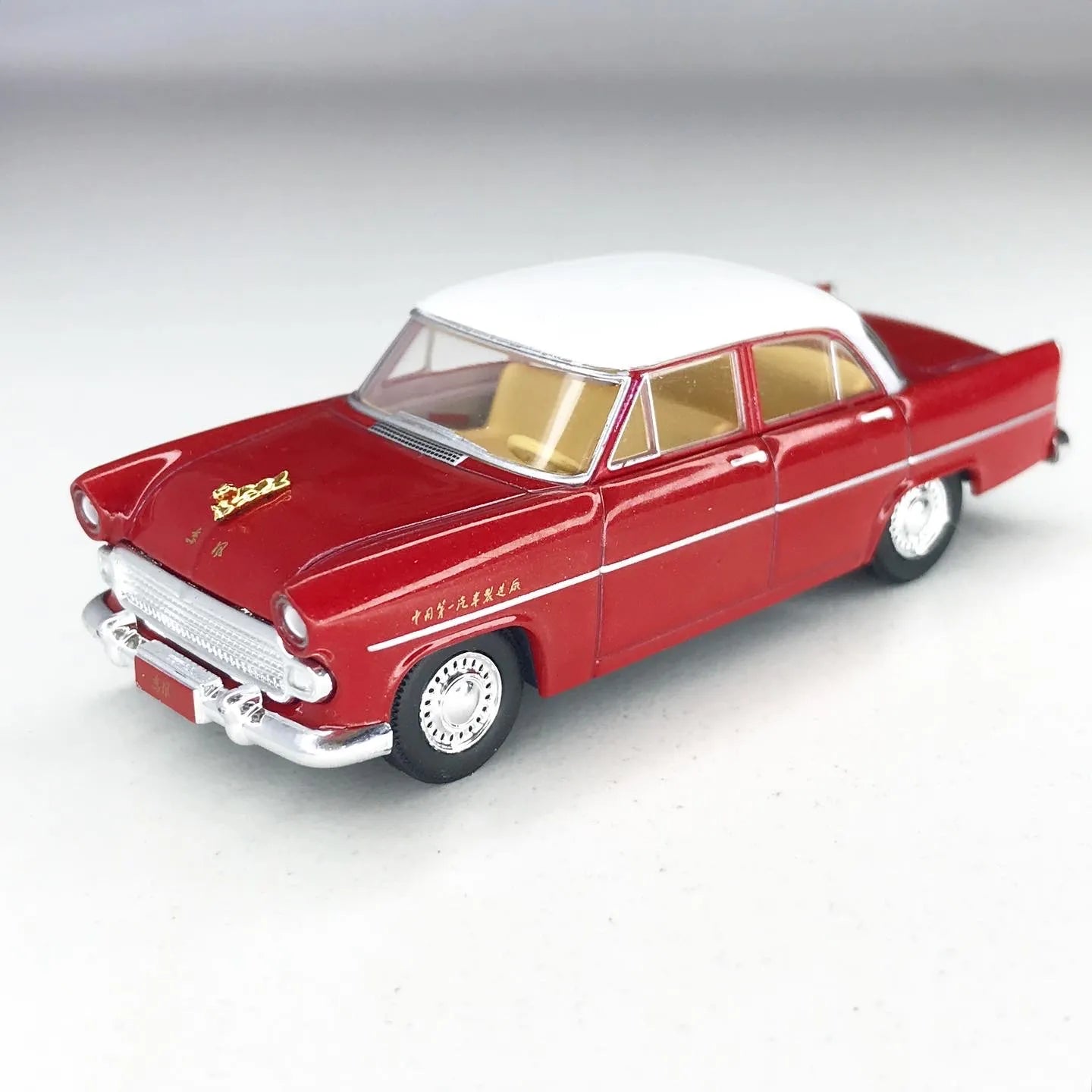 Xcartoys 1/64 Y60-01 Dongfeng CA71 Sedan Gold Dragon