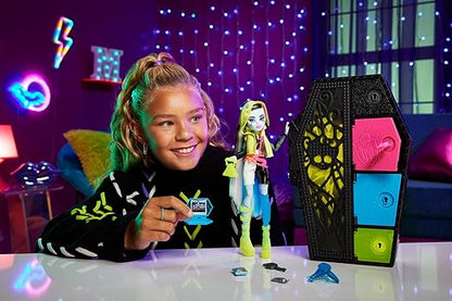 Monster High ¢ Doll and Fashion Set, Frankie Stein ¢ Doll, Skulltimate Secrets ¢: Neon Frights ¢, Dress-Up Locker with 19+ Surprises
