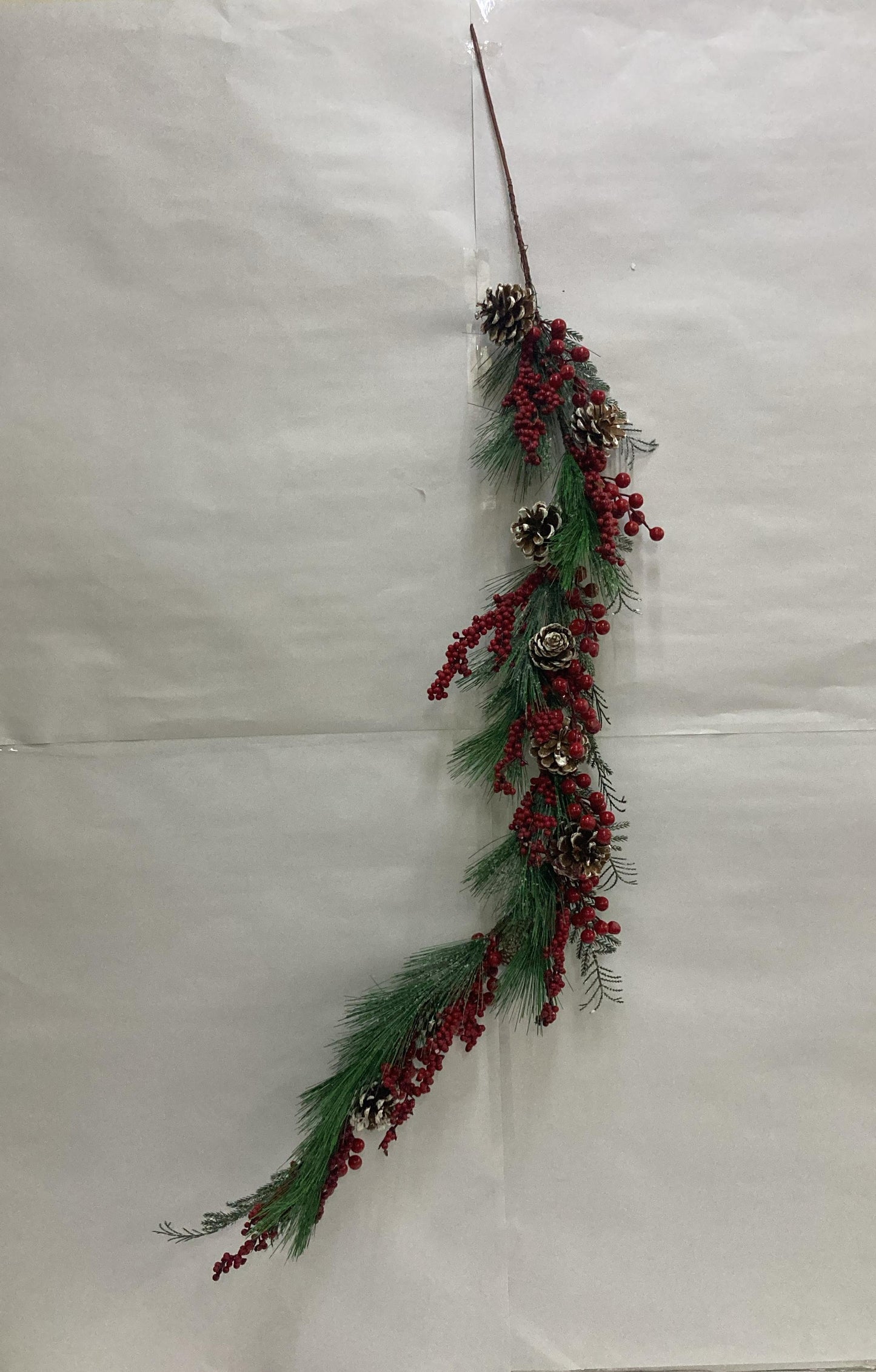 Elegant 4-Feet Christmas Garland with Red Berries, Snow-Dusted Pinecones and Natural Greenery – Premium Rustic Holiday Decoration