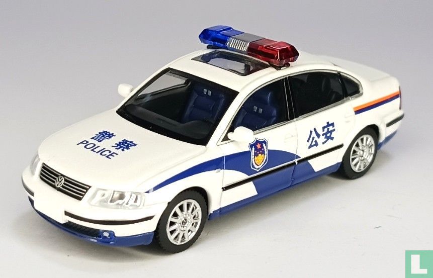 1/64 XCarToys Y48-02 Volkswagen Passat Gen 5 Police