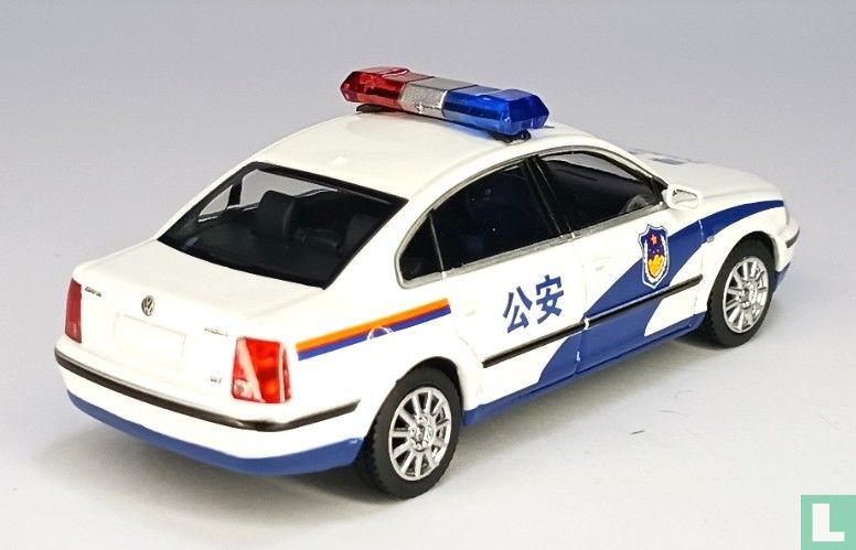 1/64 XCarToys Y48-02 Volkswagen Passat Gen 5 Police