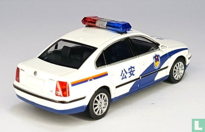 1/64 XCarToys Y48-02 Volkswagen Passat Gen 5 Police